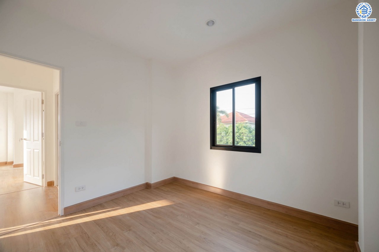 บ้านเดี่ยวมือสอง โครงการ ศศิธร บางบอน3 รองรับทุกความสุข เนื้อที่ 53.7 ตร.ว. ฟังก์ชัน 3 ห้องนอน 2 ห้องน้ำ 1 ห้องอเนกประสงค์ จอดรถได้ 2 คัน บนทำเลใกล้รถไฟฟ้าสายสีน้ำเงิน "สถานีหลักสอง" และจุดขึ้นทางด่วน "พระราม2" และ The Mall บางแค...